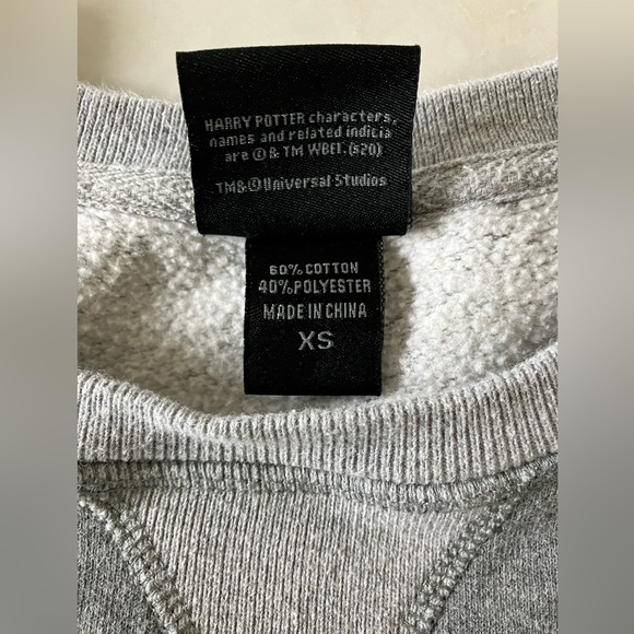 Harry Potter Universal Studios Sweatshirt Gryffindor Arm Patch Women’s XS - Picture 12 of 14